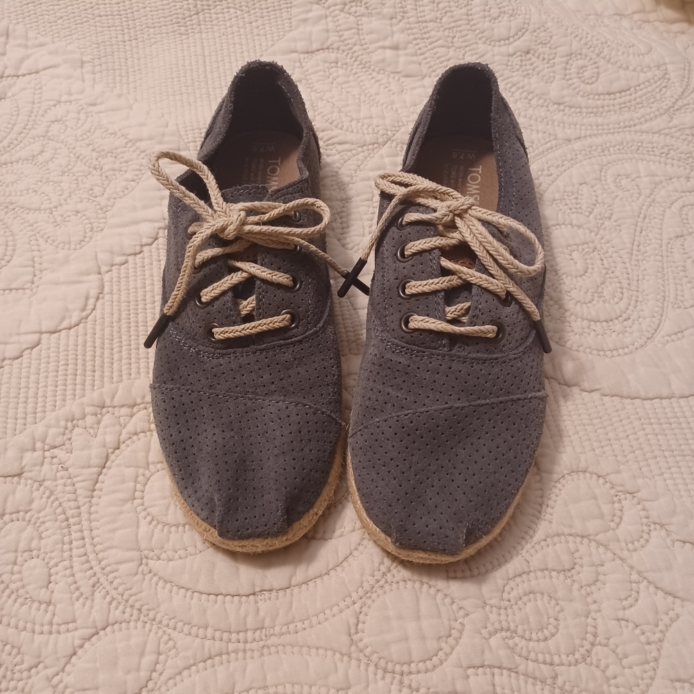 TOMS lace up DISCOUNTED SHIPPING